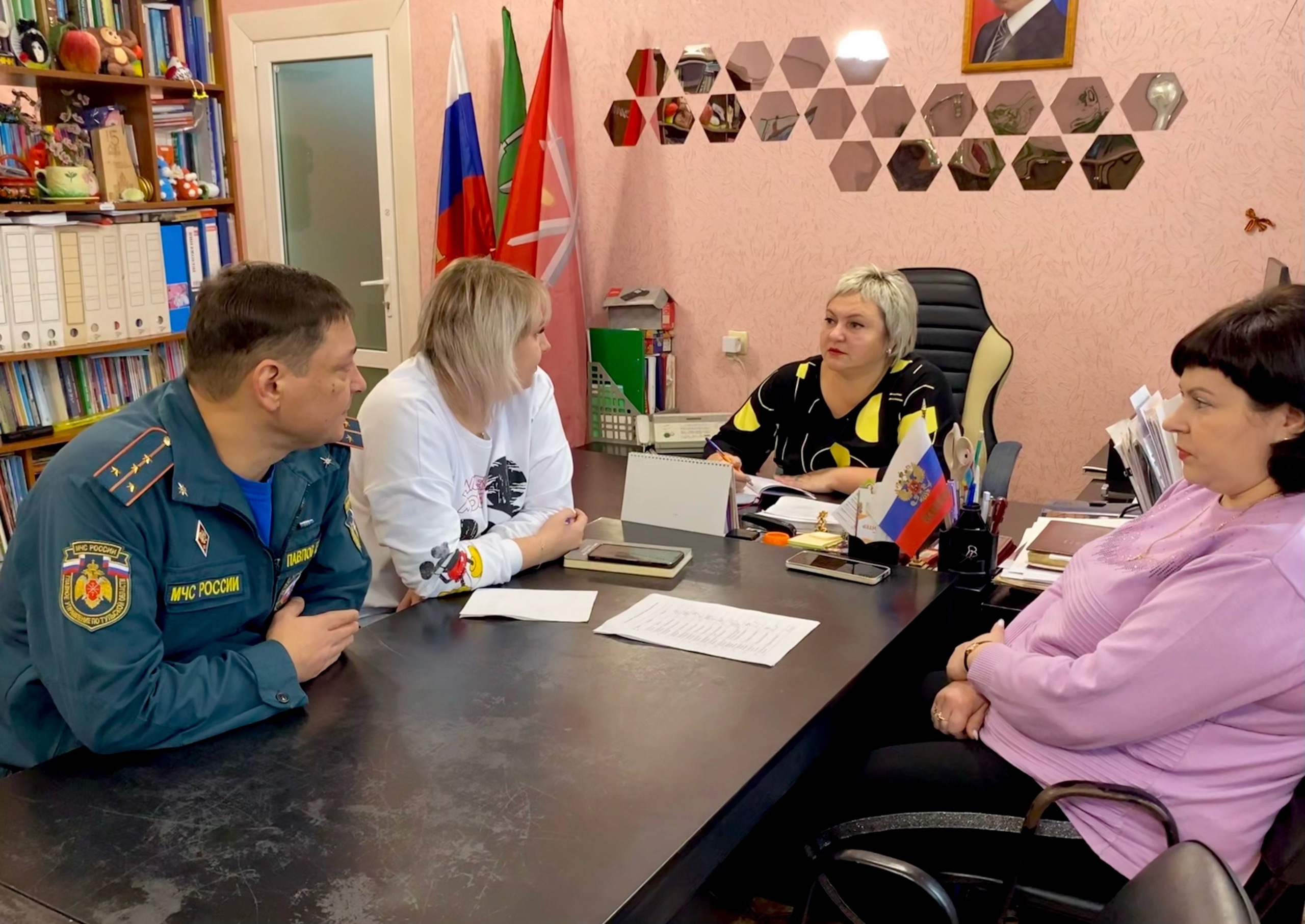 Инструктаж с работниками МБУ МПЦ «Октябрьский» в преддверии новогодних праздников.
