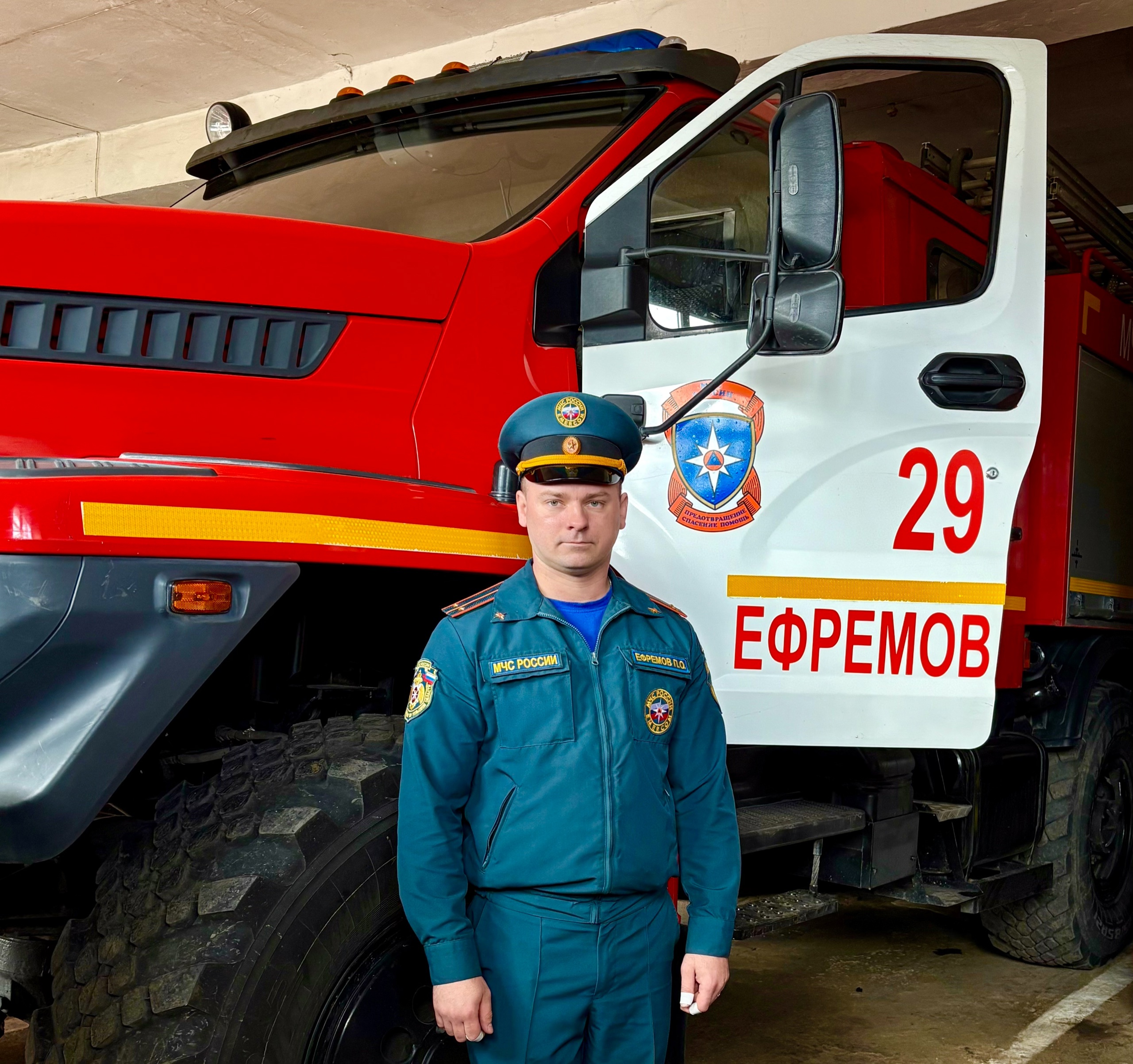 Сотрудник МЧС России вытащил из горящего дома двух человек.