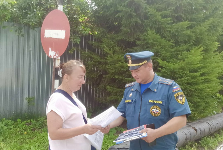 Сотрудники пожарного надзора продолжают профилактическую работу с населением по предупреждению пожаров. Сотрудники пожарного надзора продолжают профилактическую работу с населением по предупреждению пожаров.