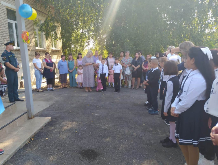 В школах в День знаний сотрудники МЧС России обеспечили дежурство на праздничных линейках. В школах в День знаний сотрудники МЧС России обеспечили дежурство на праздничных линейках.