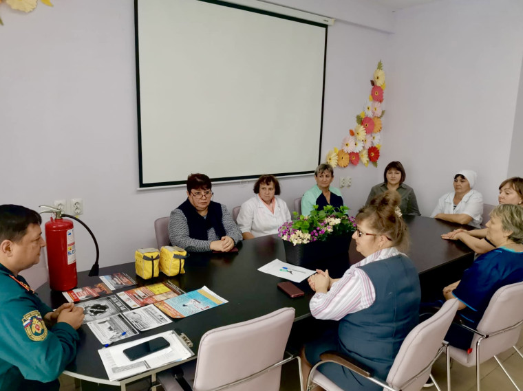 Сотрудники госпожнадзора провели дополнительные инструктажи в учреждениях социальной сферы. Сотрудники госпожнадзора провели дополнительные инструктажи в учреждениях социальной сферы.